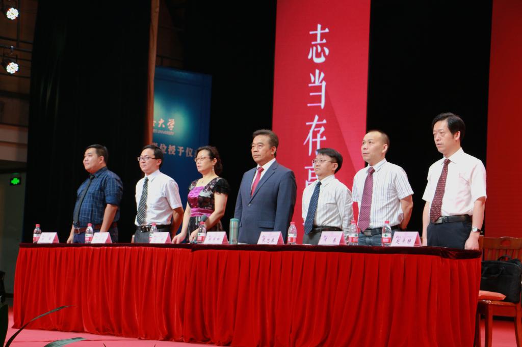 全体起立奏唱校